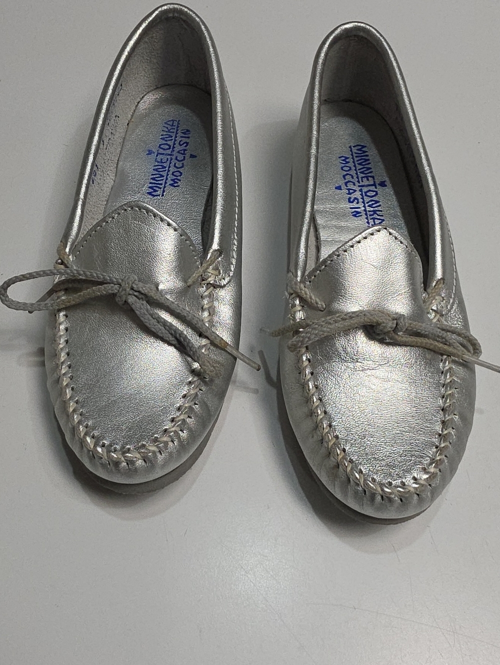 Minnetonka Thunderbird "Animikii" Silver Metallic Leather Moccasin Loafers Size6